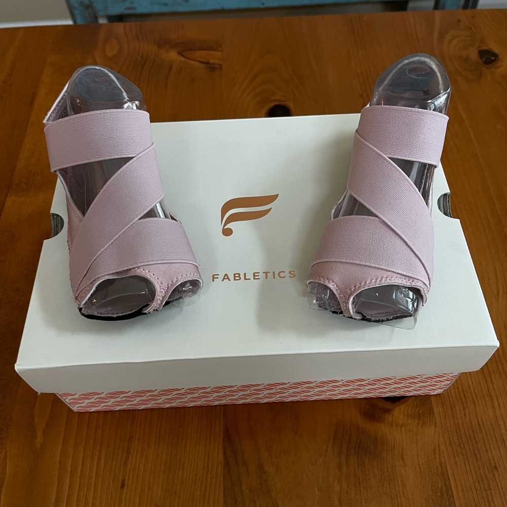 Fabletics point/studio/yoga footwear size 6. EUC